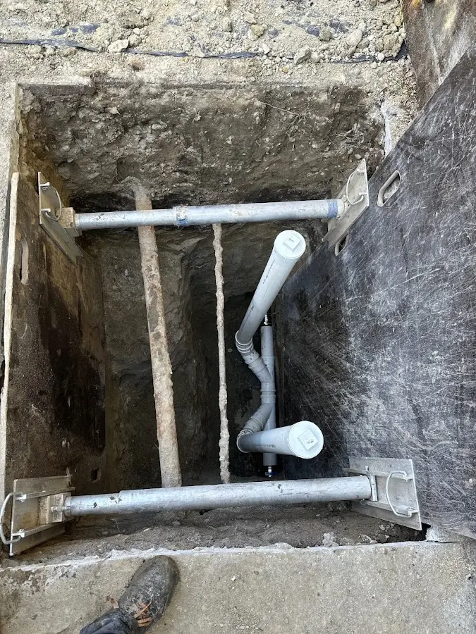 Experienced plumber completing Drain Cleaning work in West Hollywood